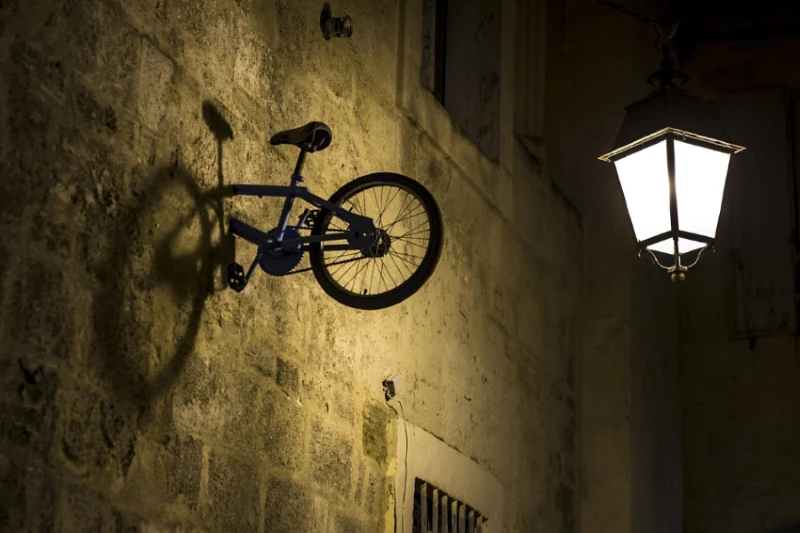 vélo dans le mur